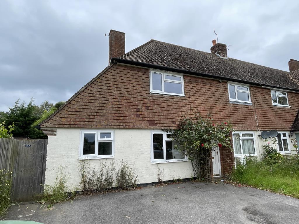 Lot: 27 - HOUSE IN NEED OF IMPROVEMENT WITH VIEWS ACROSS FARMLAND - Front view of house in need of refurbishment